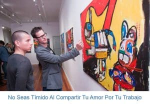 Hein van Houten discutiendo su arte con un visitante