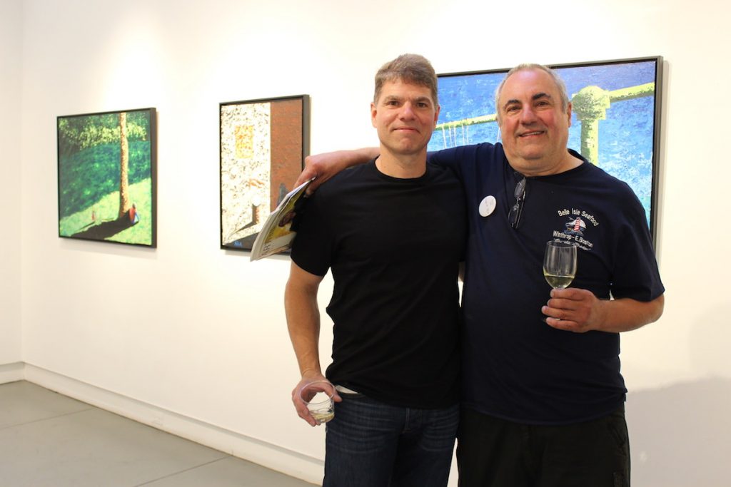El artista autodidacta Frank M. Alba durante la recepción de inauguración en Agora Gallery con un invitado