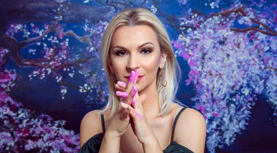 Gordana Tomic posando con una de sus obras
