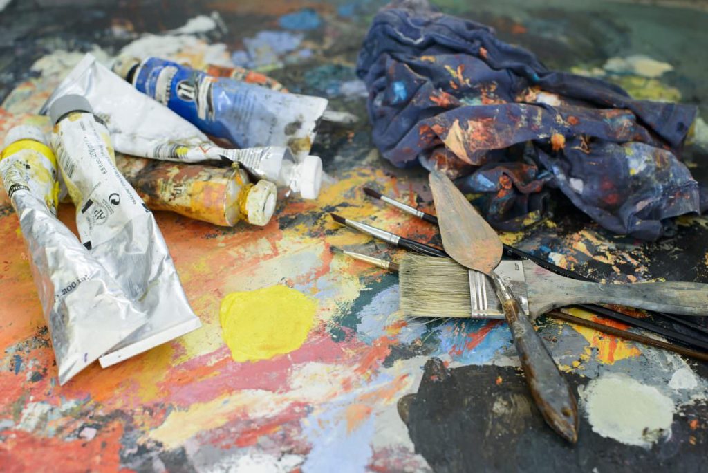 Lienzo, tubos de pintura y pinceles.