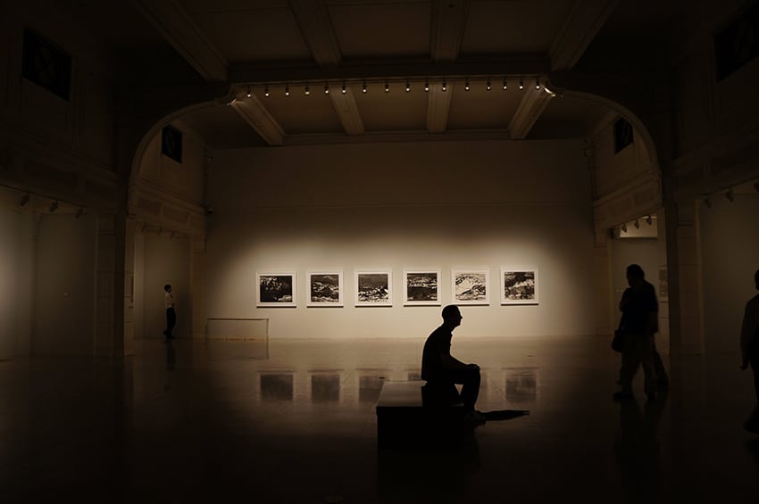 presentando arte en un museo