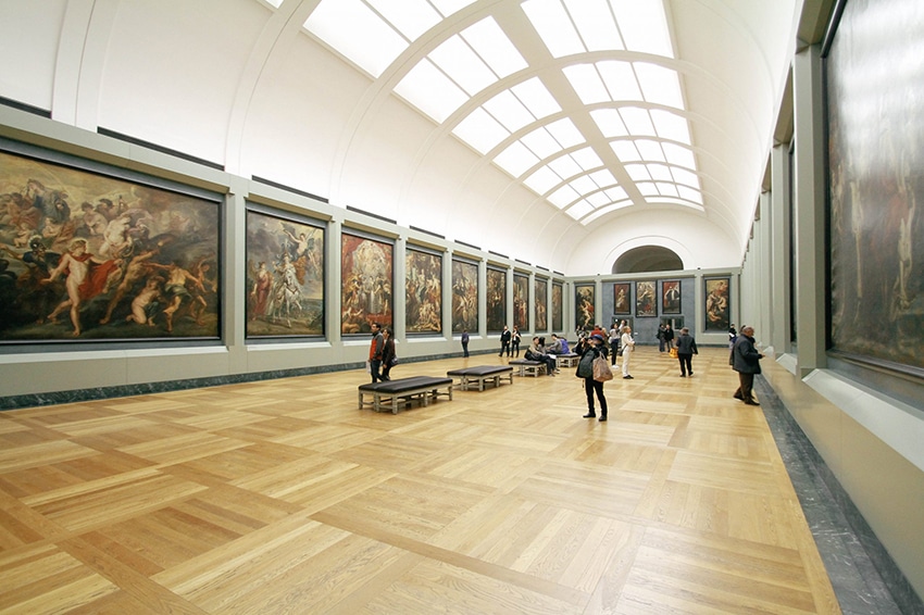 presentando arte en un museo