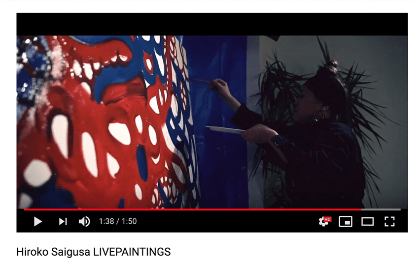 La artista del Ágora Hiroko Saigusa durante una sesión de pintura en vivo