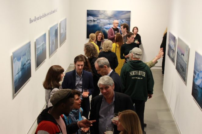 Visitantes en una exposición de fotografía en White Space Chelsea