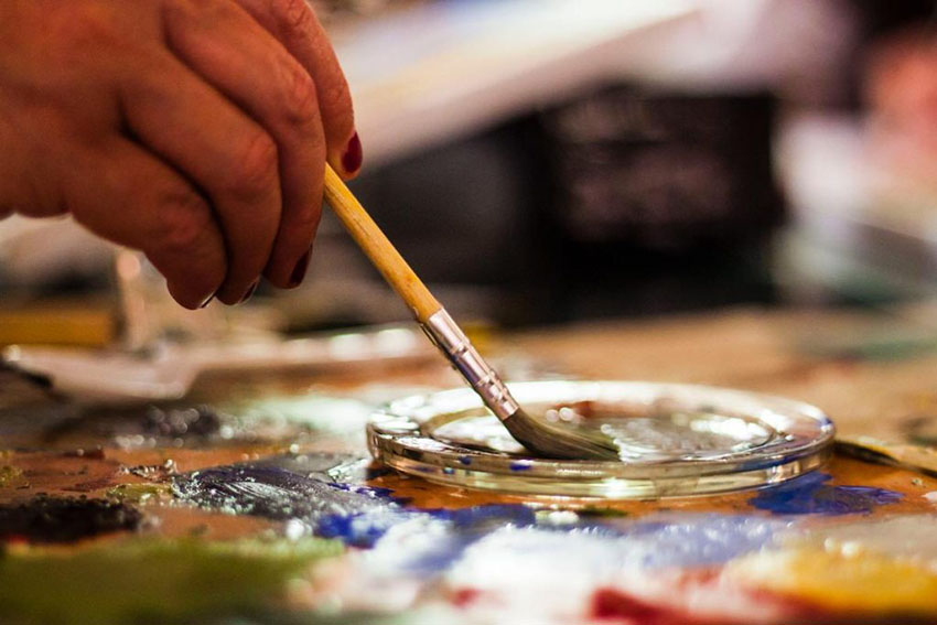 A brush running against a palette
