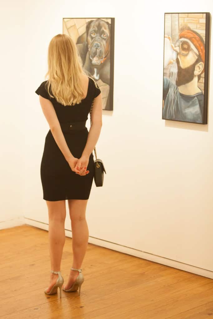 One fashion that never seems to go out of style at gallery receptions is the little black dress. 