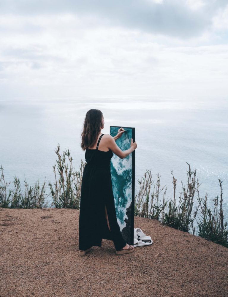 Agora artist Carolina Pixel painting outdoors